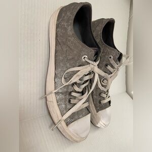 Men’s Chuck Taylor converse silver tennis shoes size 11